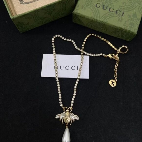 Gucci Bee Pearl Necklace, A Luxurious and Shining Choice - Picture 2 of 4